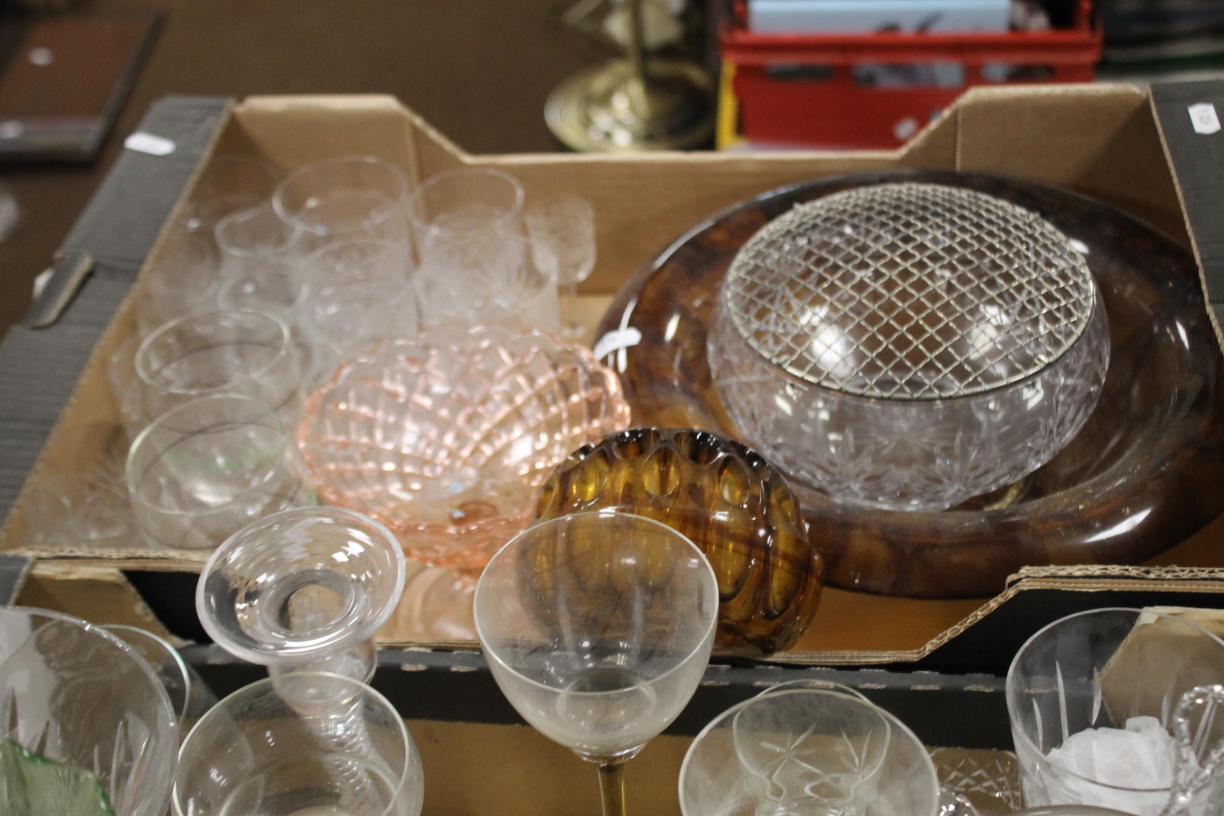 THREE TRAYS OF GLASSWARE TO INCLUDE AN EPERGNE (TRAYS NOT INCLUDED) - Image 4 of 4