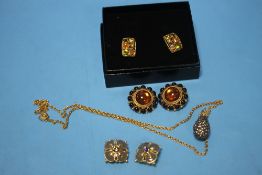 A COLLECTION OF BOXED "JOAN RIVERS" JEWELLERY TO INCLUDE THREE PAIRS OF EARRINGS AND A NECKLACE