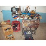 A SELECTION OF TOOLS TO INCLUDE, AN ENGINEERS VICE AND A BLACK AND DECKER WORK MATE AND TOOL CHEST