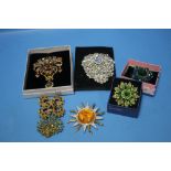 A COLLECTION OF LARGE COSTUME JEWELLERY BROOCHES