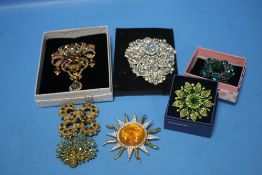 A COLLECTION OF LARGE COSTUME JEWELLERY BROOCHES