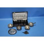 A WHITE METAL PIN DISH INSET WITH AN INDIA 1914 SILVER RUPEE, A BOXED SET OF ENAMEL SPOONS, THREE