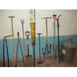 A SELECTION OF GARDEN TOOLS TO INCLUDE A GALVANIZED INCINERATOR