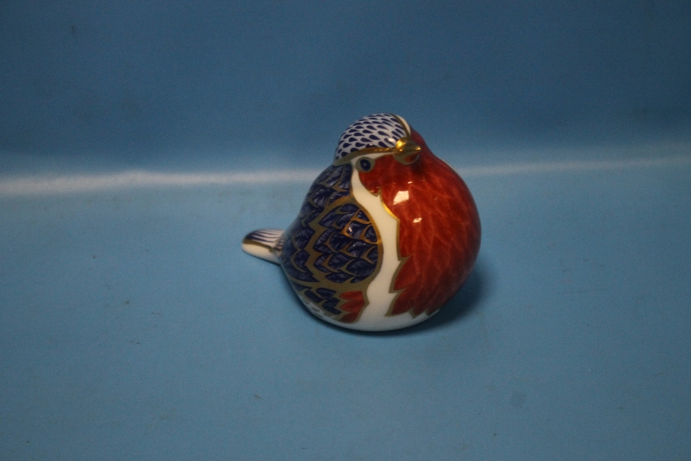 A ROYAL CROWN DERBY ROBIN WITH GOLD STOPPER