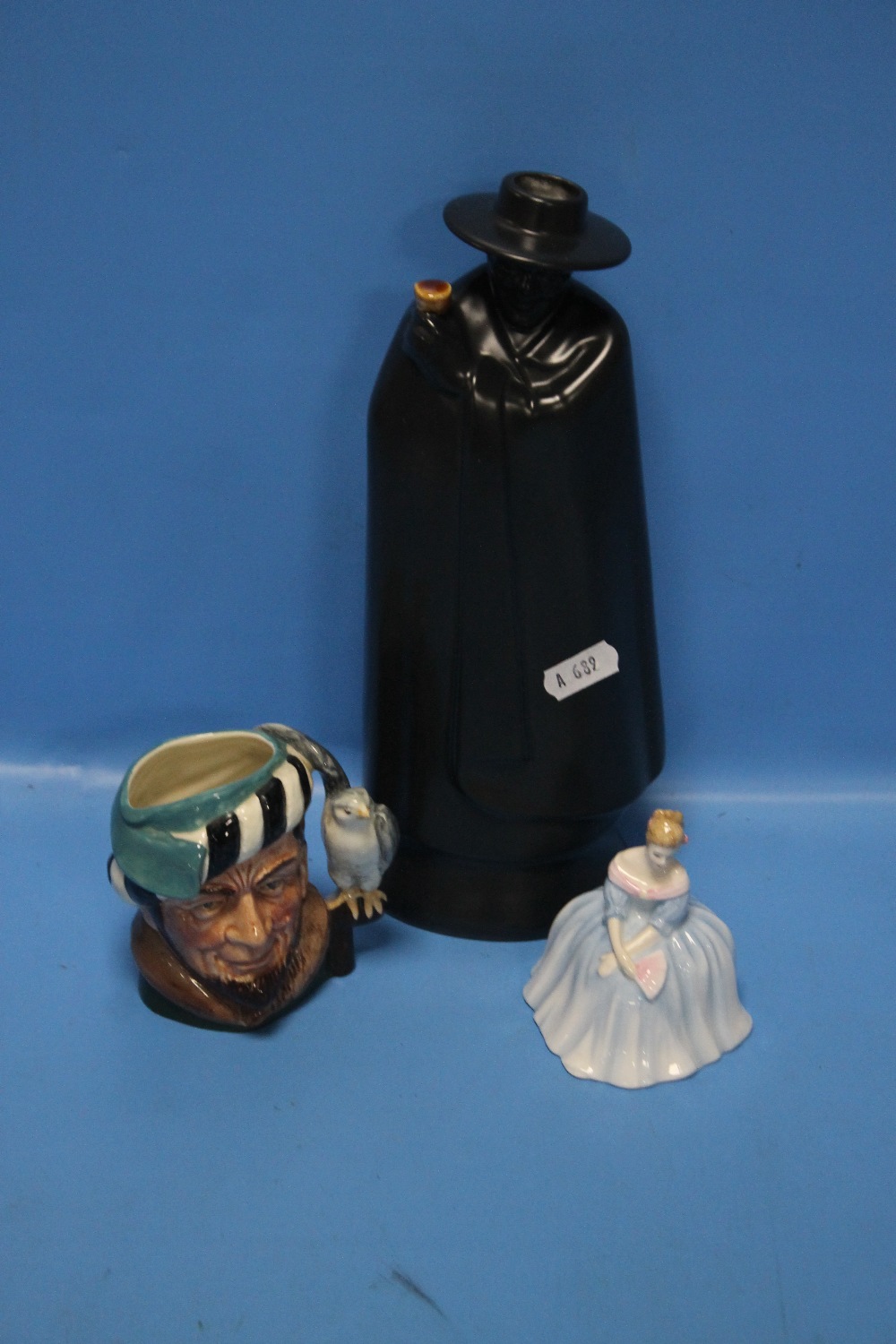 A MINIATURE ROYAL DOULTON FIGURINE OF VICTORIA, A WEDGWOOD DECANTER AND A MINIATURE CHARACTER JUG