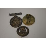 A PAIR OF WWI MEDALS NAMED TO PTE. W. C. HODSON, SOUTH STAFFS REGIMENT 9674 AND A BADGE NUMBERED