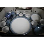 A TRAY OF DENBY TEA AND DINNERWARE TO INCLUDE CUPS SAUCERS PLATES ETC