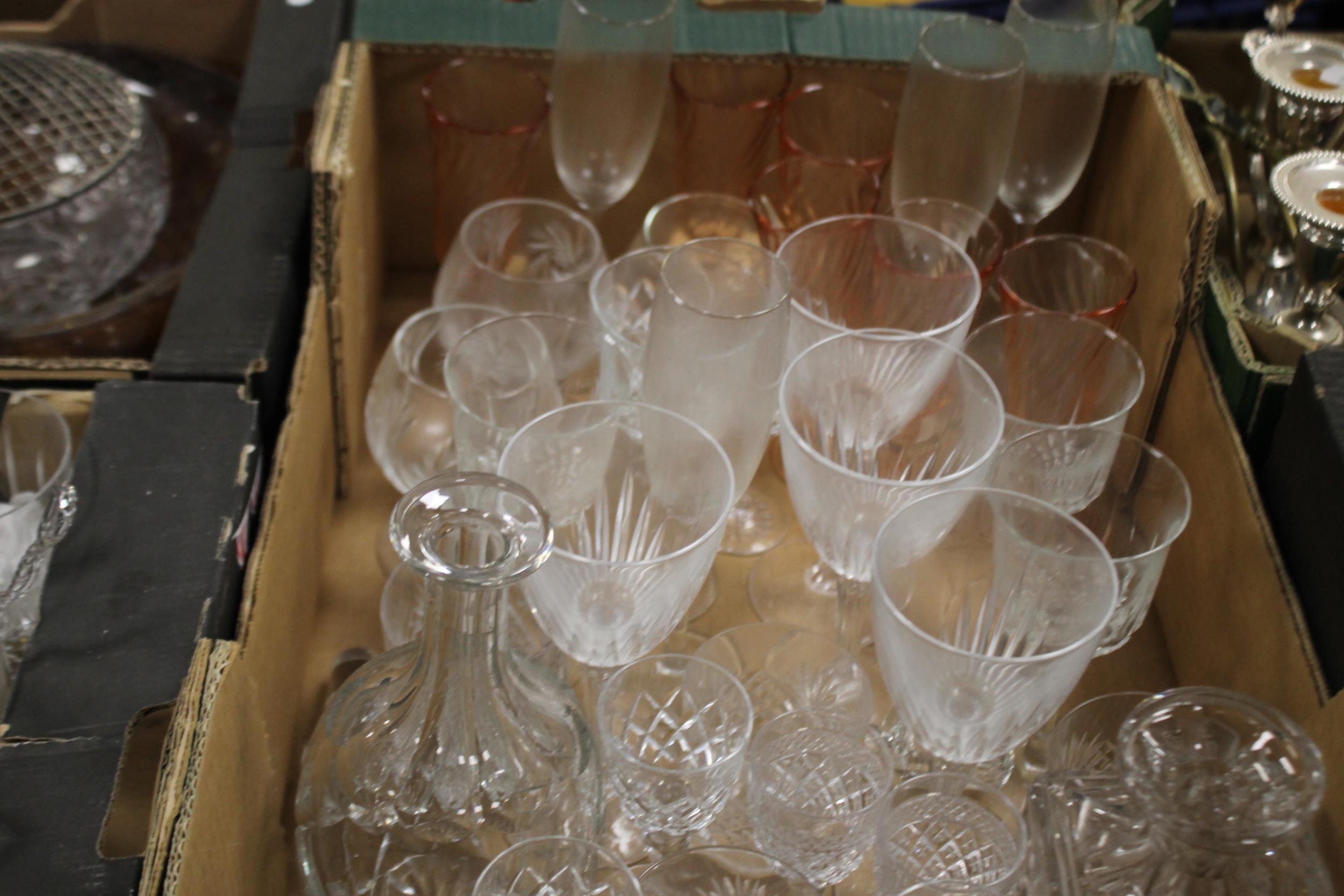 THREE TRAYS OF GLASSWARE TO INCLUDE AN EPERGNE (TRAYS NOT INCLUDED) - Image 3 of 4