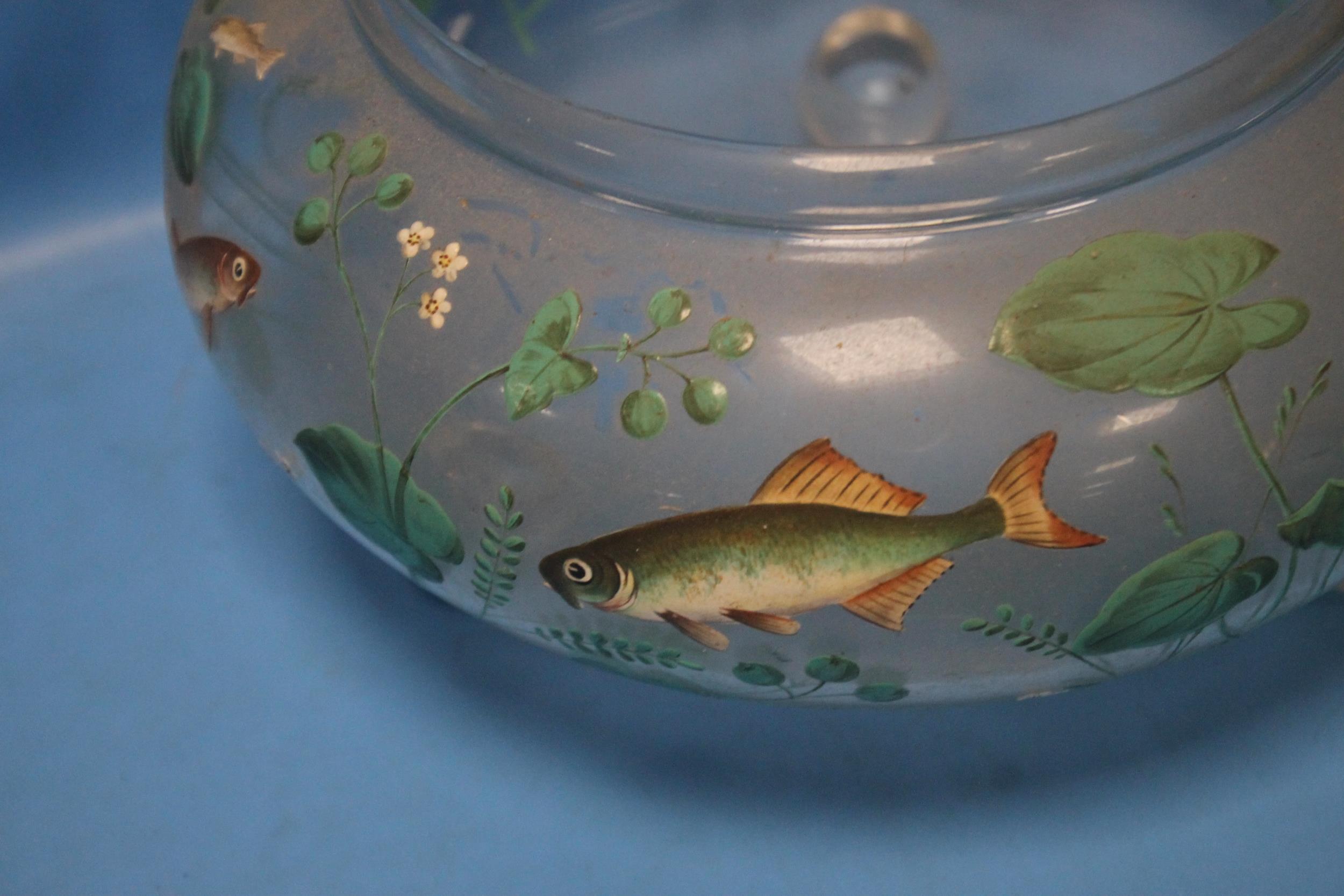 A GLASS BOWL WITH UNUSUAL FISH AND LILY PAD DECORATION - Image 2 of 3