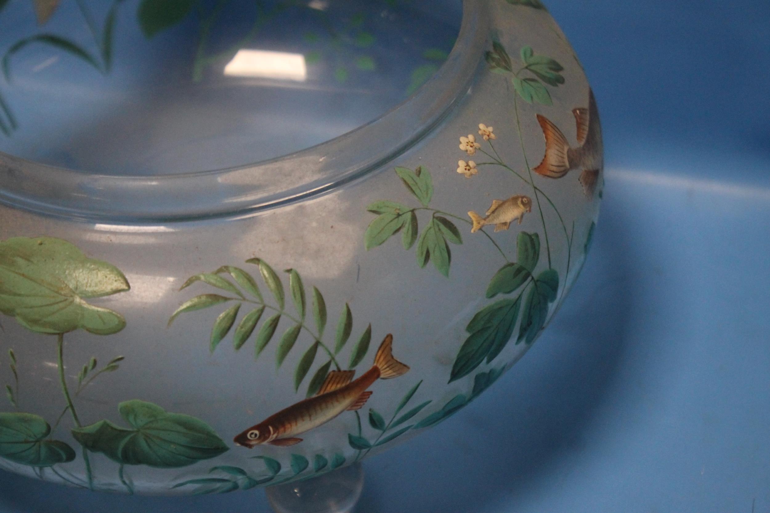 A GLASS BOWL WITH UNUSUAL FISH AND LILY PAD DECORATION - Image 3 of 3