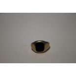 A GENT'S 9 CT GOLD SIGNET RING SET WITH BLACK STONE, APPROX. TOTAL WEIGHT 6g