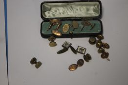 A QUANTITY OF VARIOUS STUDS AND CUFF LINKS, TO INCLUDE TWO PAIRS OF 9 CT GOLD EXAMPLES (9 CT