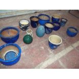 A SELECTION OF CERAMIC GARDEN POTS/PLANTERS