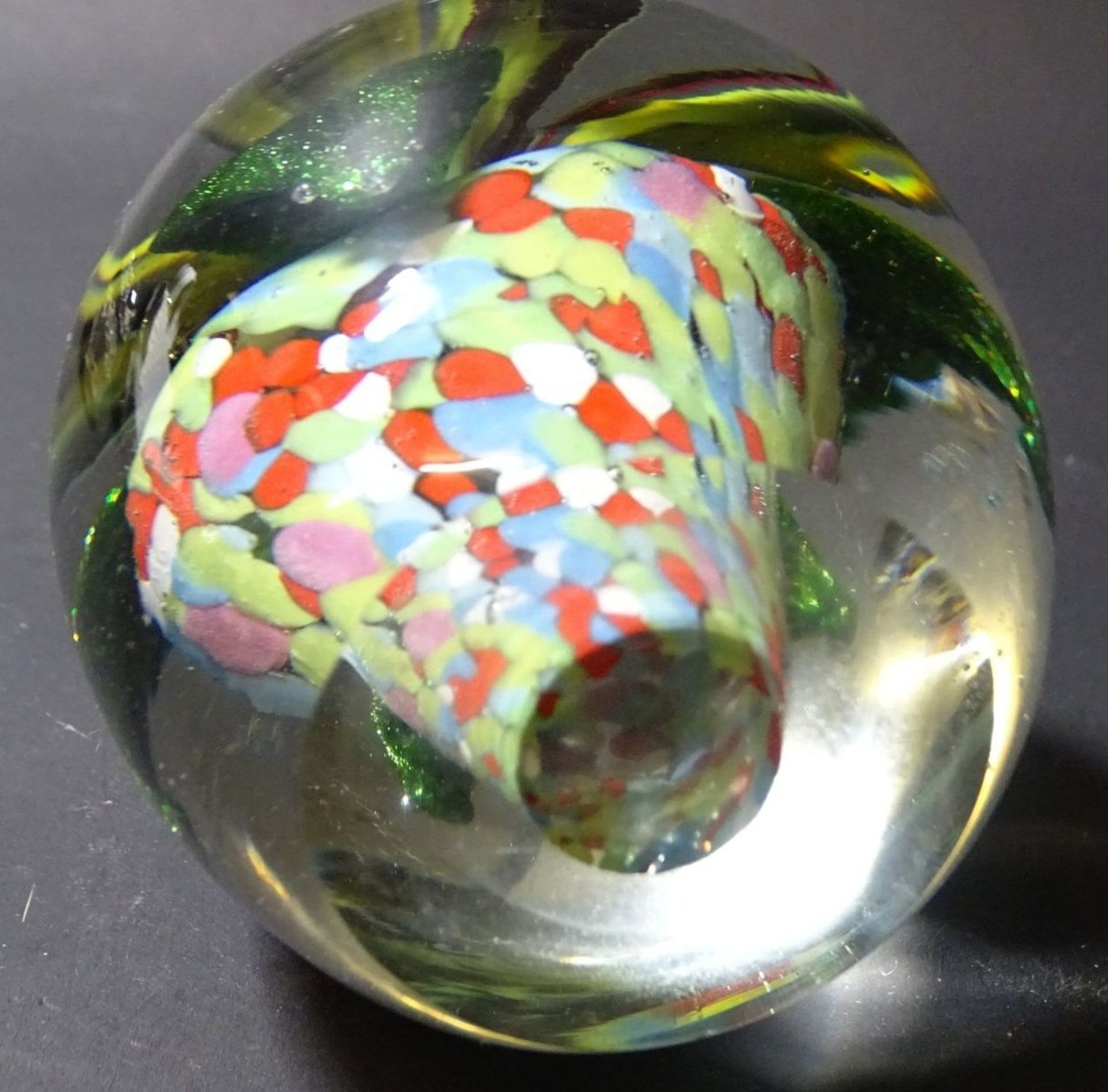 Paperweight mit bunten Einschmelzungen, Blume, H-9 cm, D-7,5 cm - Bild 4 aus 5