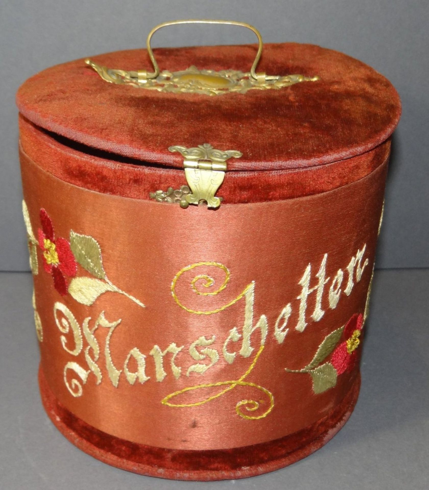 alte Pappschachtel, bestickt "Manchetten", Alters-u. Gebrauchsspuren, H-15 cm, D-15 cm,