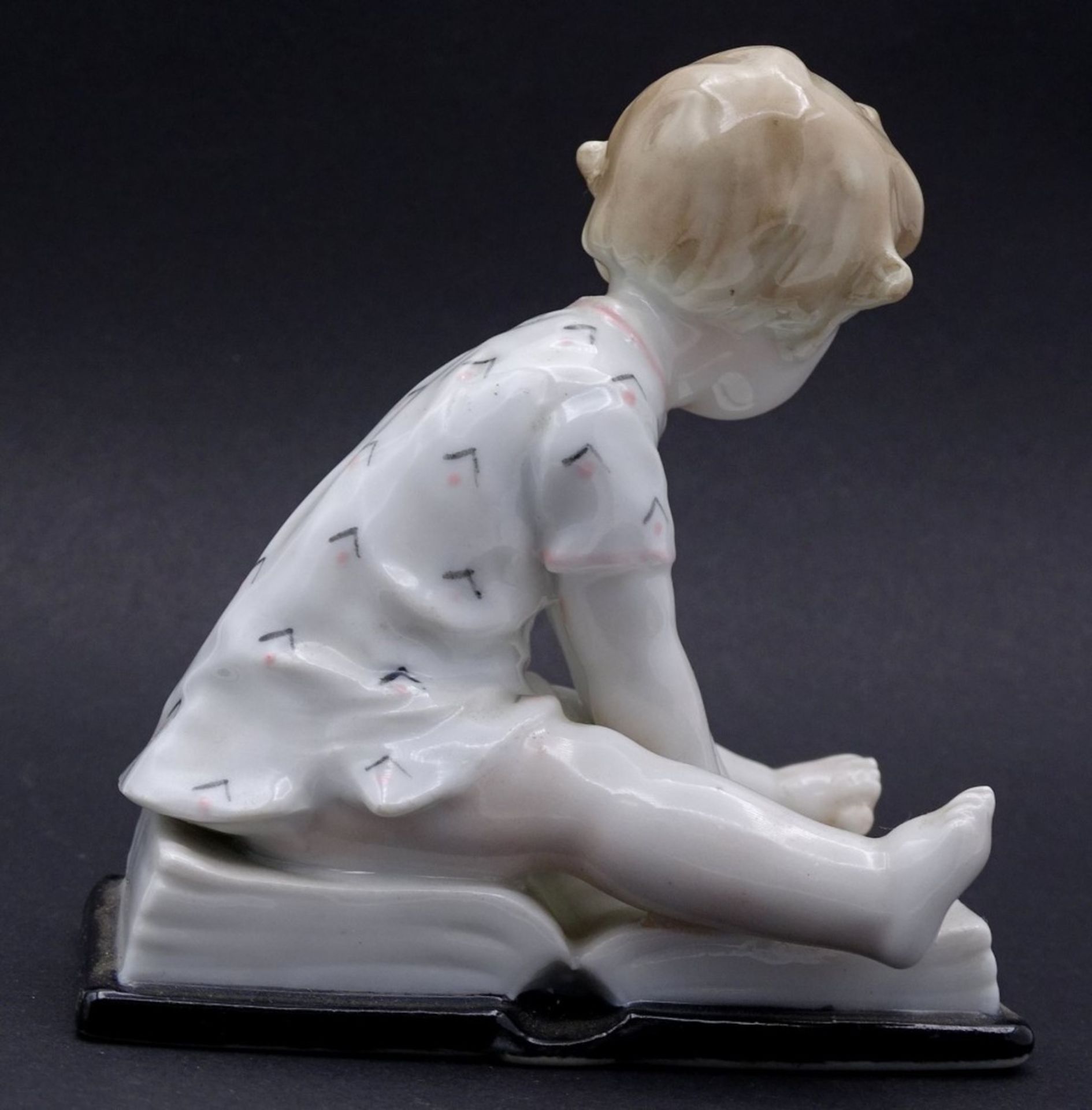 Porzellan Figur "Ens Volkstedt" Kind auf Buch sitzend, H-10cm - Bild 3 aus 6