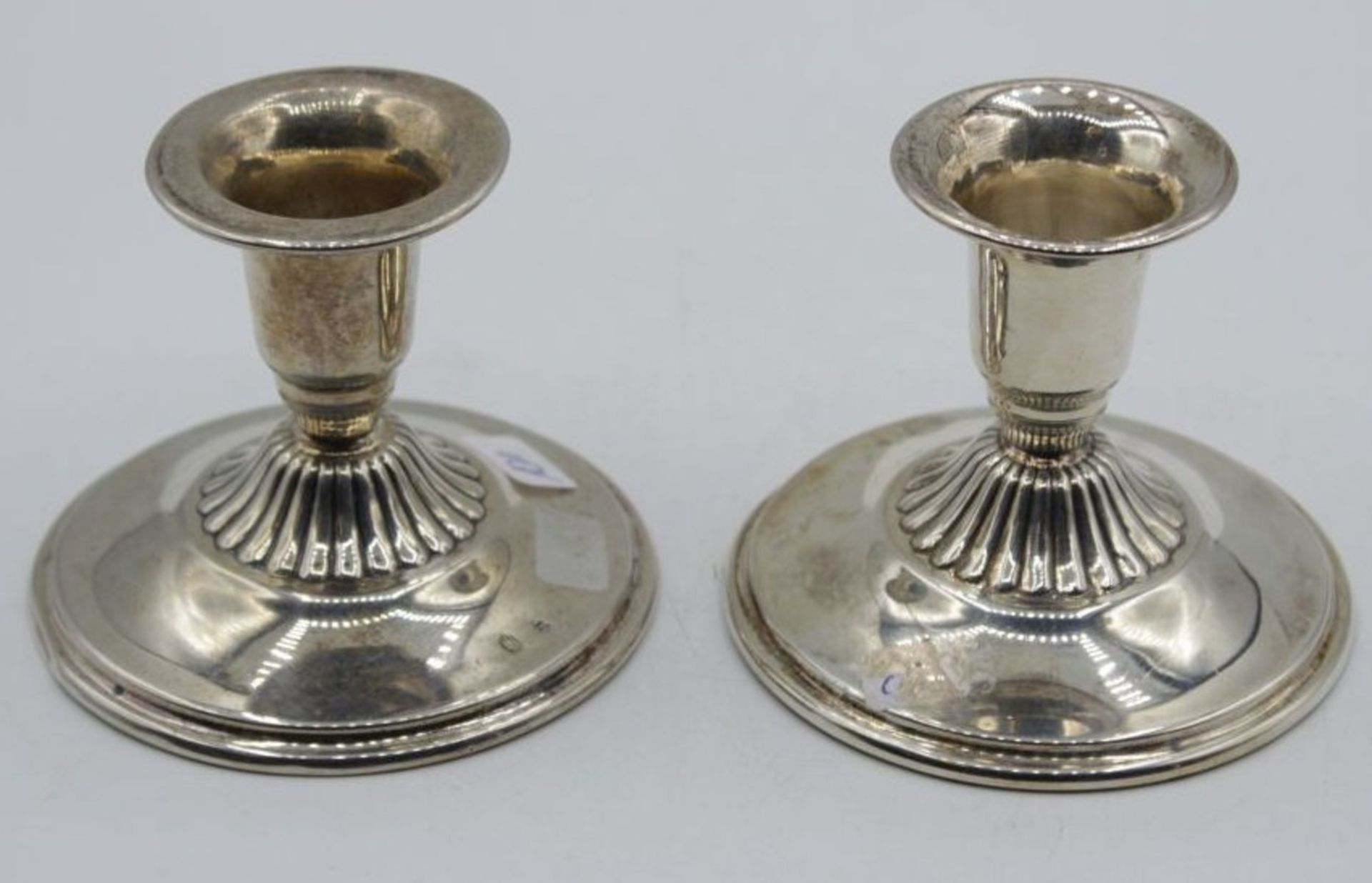 Paar Leuchter, Kopenhagen 830er Silber, gefüllter Stand, zus. 165,2gr., je H-7cm.