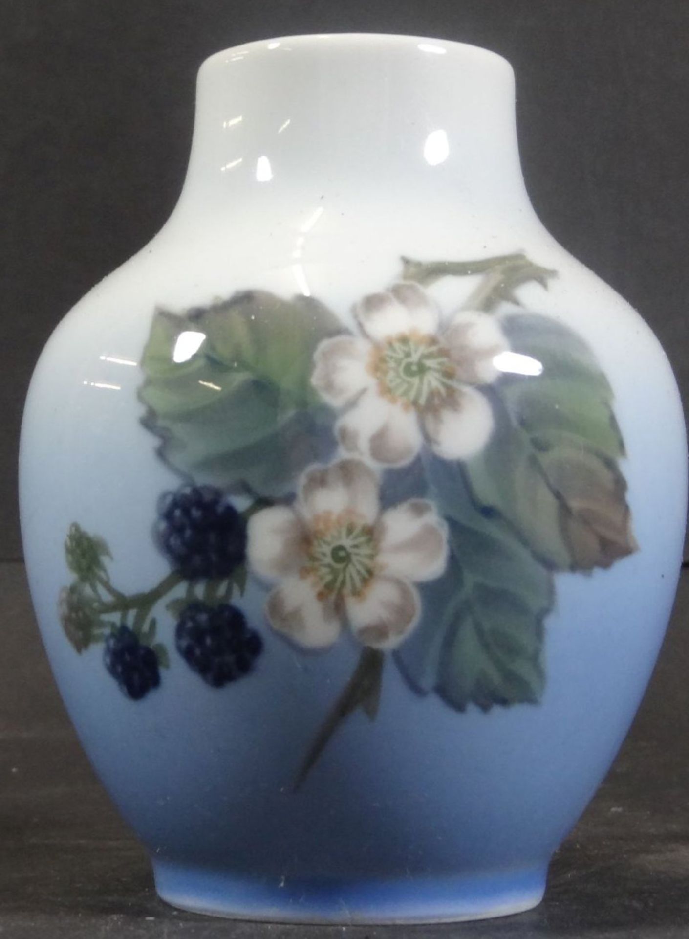 kl. Vase "Royal KPM" mit Kobaltblumen, H-12 cm, D-11 cm - Bild 2 aus 5