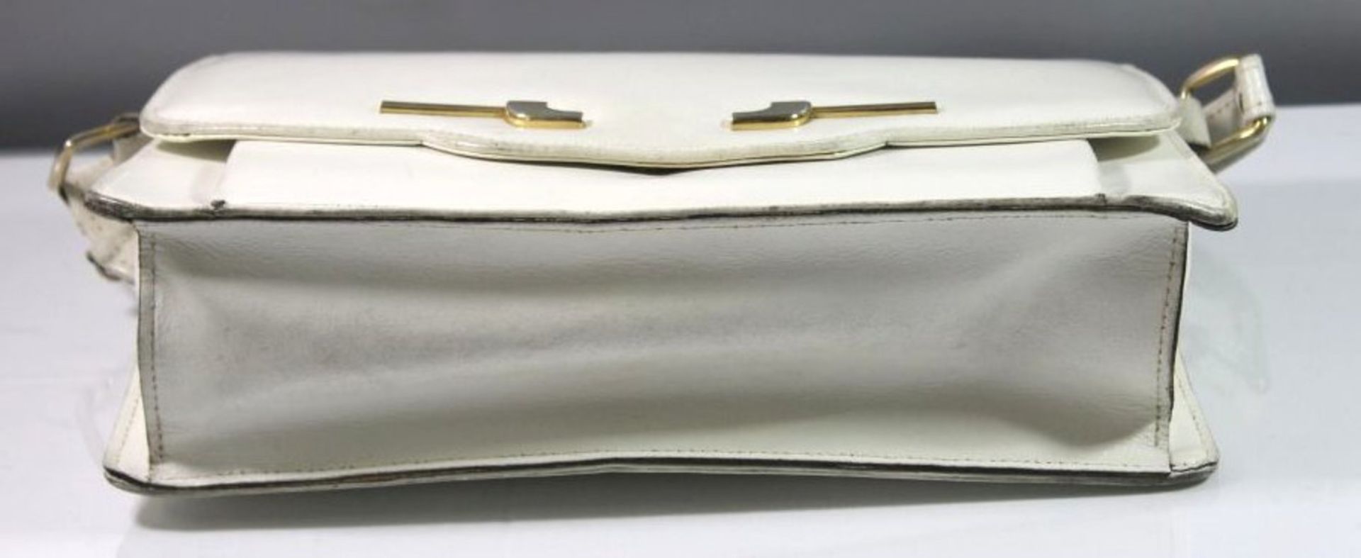 Damenhandtasche, weisses Leder, Tragespuren und Beschädigungen, älter, 19 x 28cm. - Bild 5 aus 5