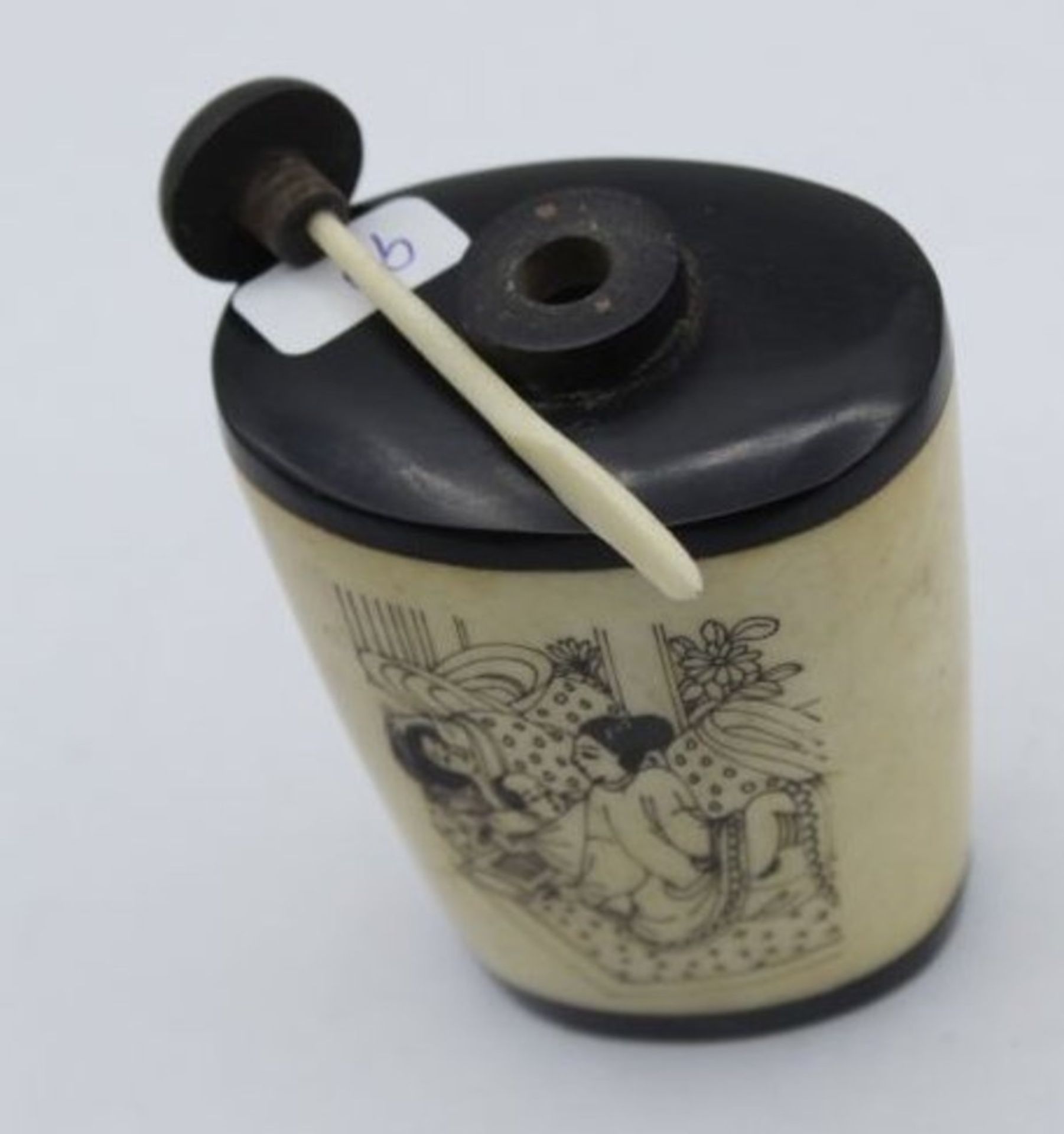Snuff-Bottle, Japan, wohl Bein, erotische Darstellung, H-7,5cm. - Image 3 of 3