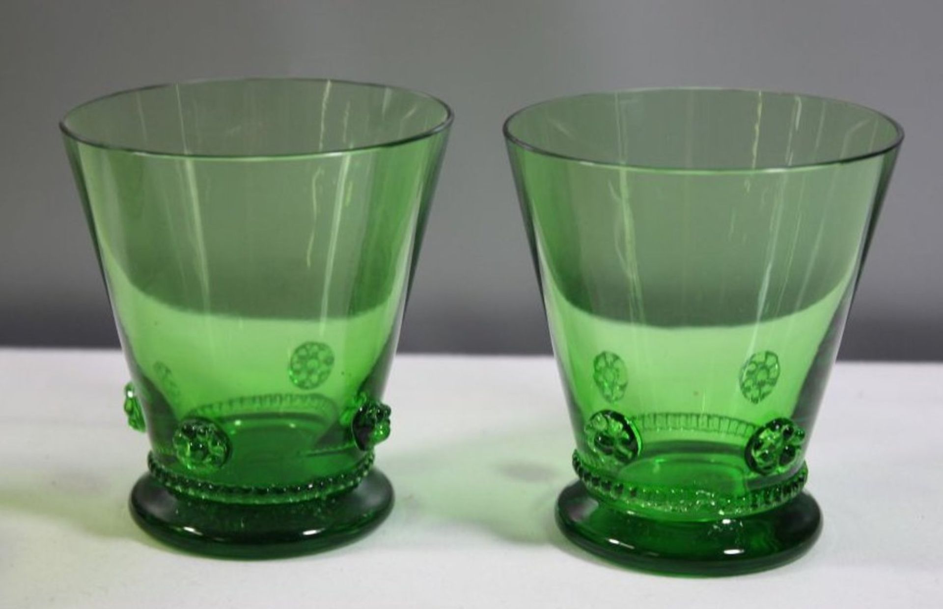 Paar Gläser, grünes Glas mit aufgesetzten Noppen, H-9cm.