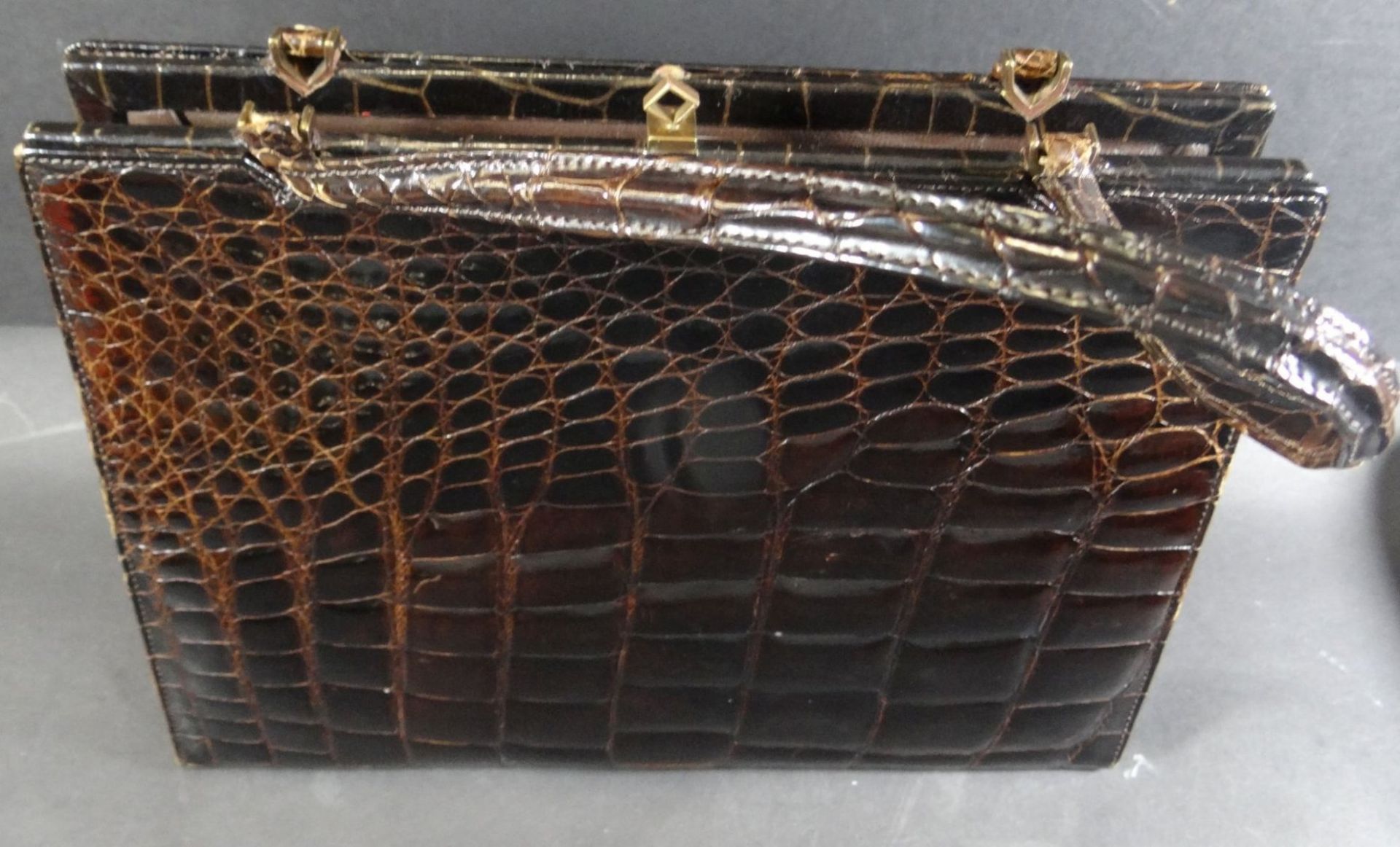Reptilienleder-Handtasche, Alters-u. Gebrauchsspuren, H-21 cm, B-26 cm - Bild 3 aus 4