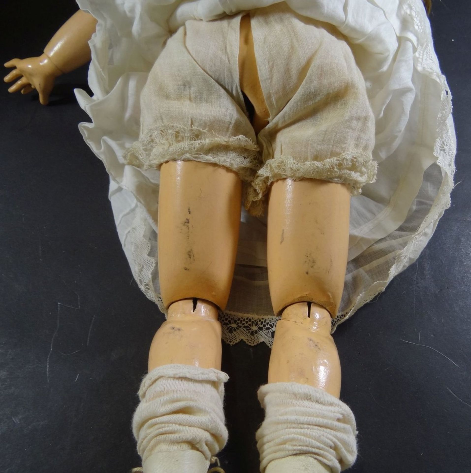 Puppe Simon Halbig 1039 Porzellankopfpuppe mit Glasaugen, Porzellanzähnchen und Grübchen. - Bild 4 aus 7