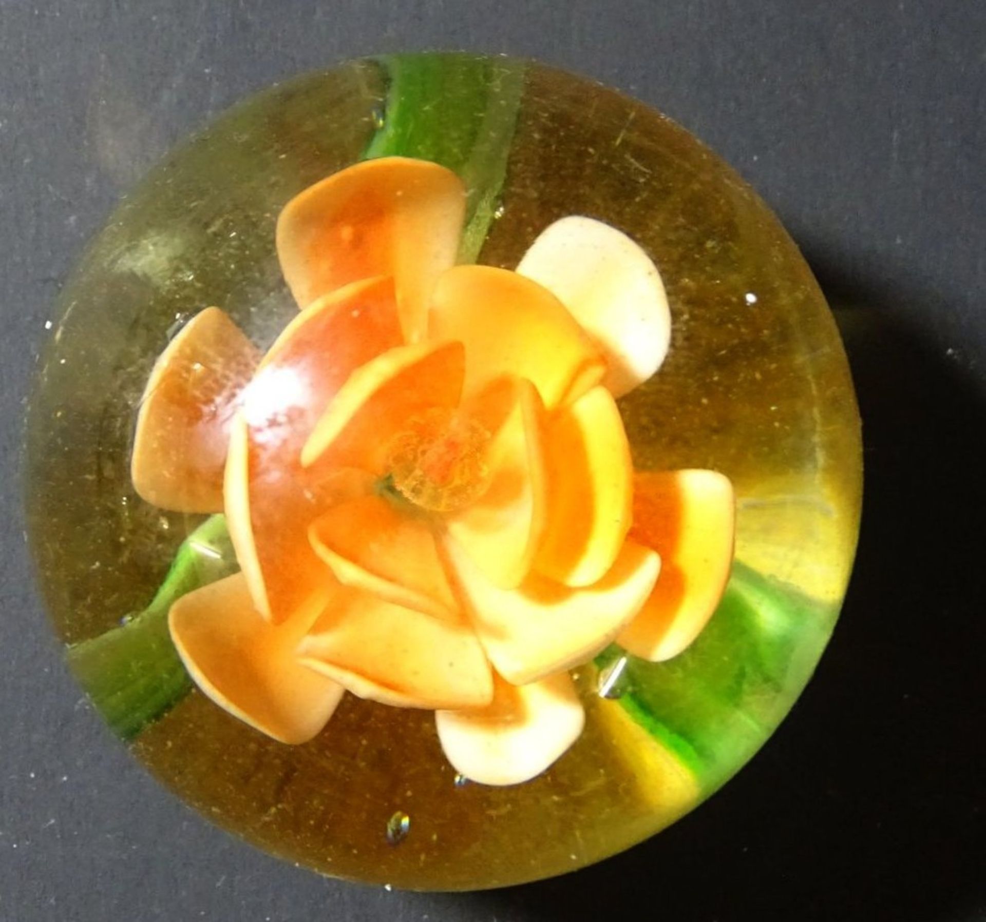 kl. Paperweight, orangener Blüte, 5,5x5,5 cm - Bild 2 aus 4