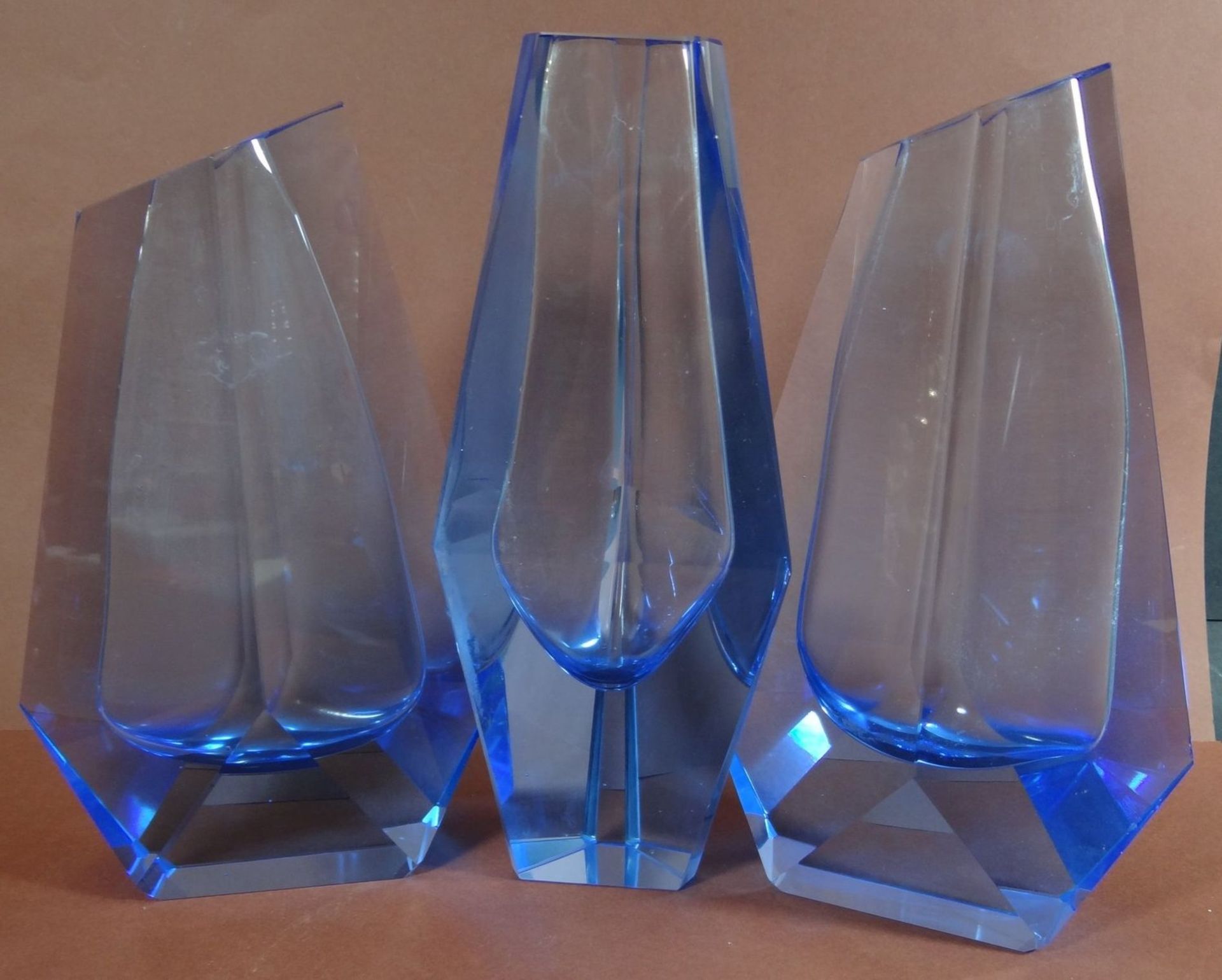 3x blaue Kunstglasvasen VEB Ilm-Kristall, Handschliff, H-ca. 21 cm - Bild 2 aus 5