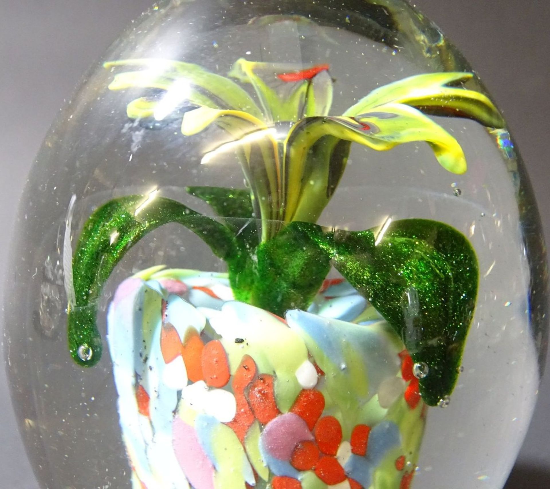 Paperweight mit bunten Einschmelzungen, Blume, H-9 cm, D-7,5 cm - Bild 2 aus 5