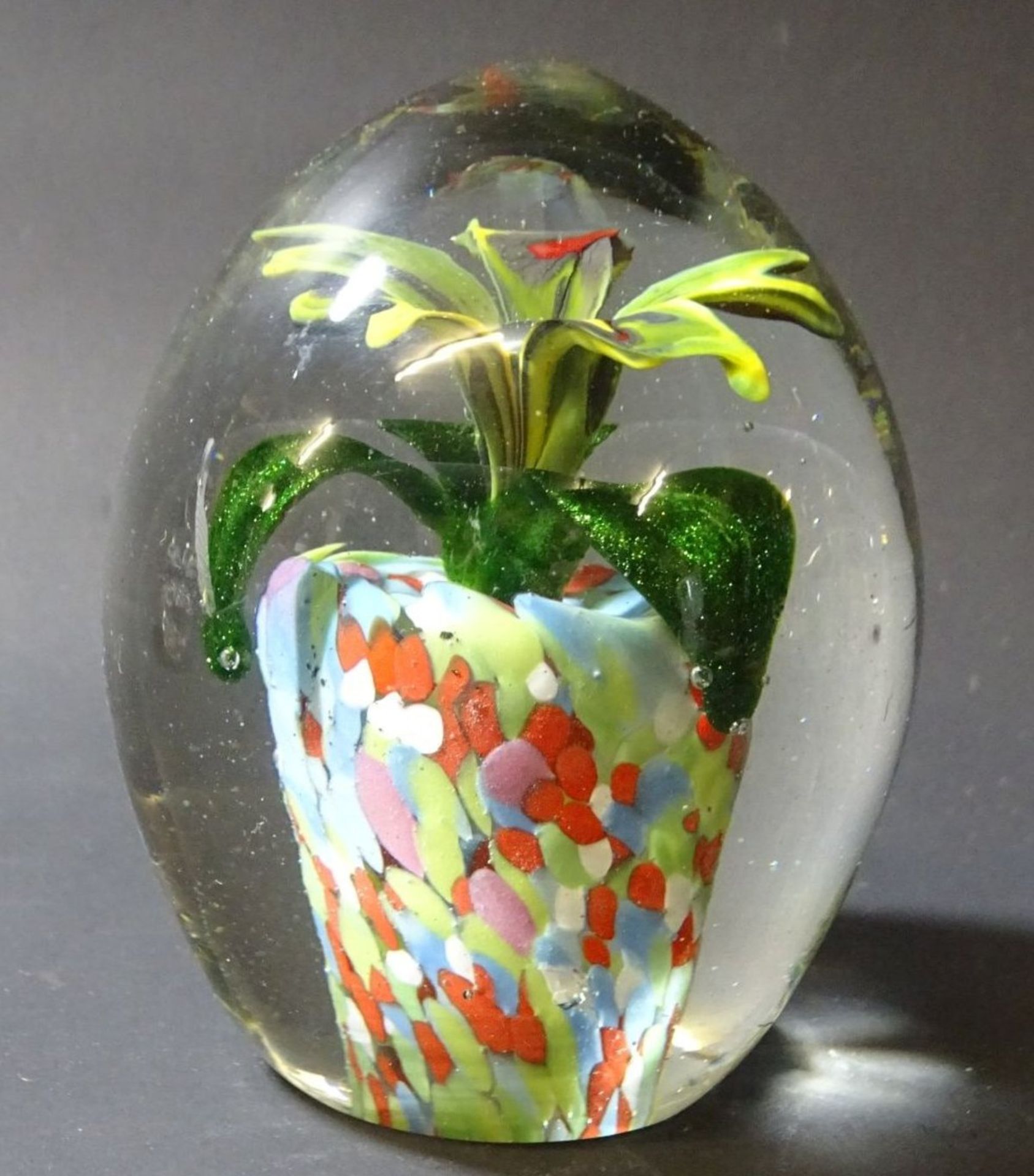 Paperweight mit bunten Einschmelzungen, Blume, H-9 cm, D-7,5 cm