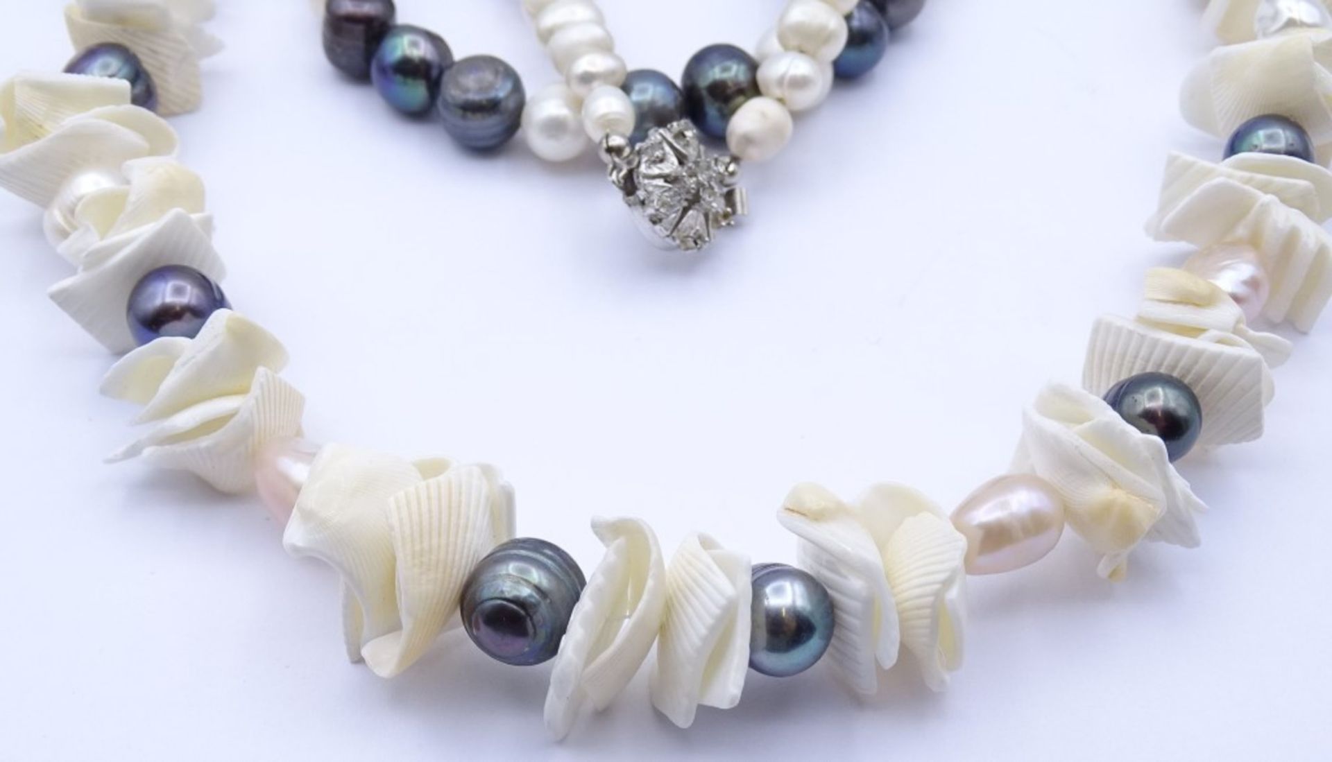 2 Halsketten mit Perlen u. Muscheln, 1x Silber Verschluss 0.835, L- 40-54cm - Bild 5 aus 6