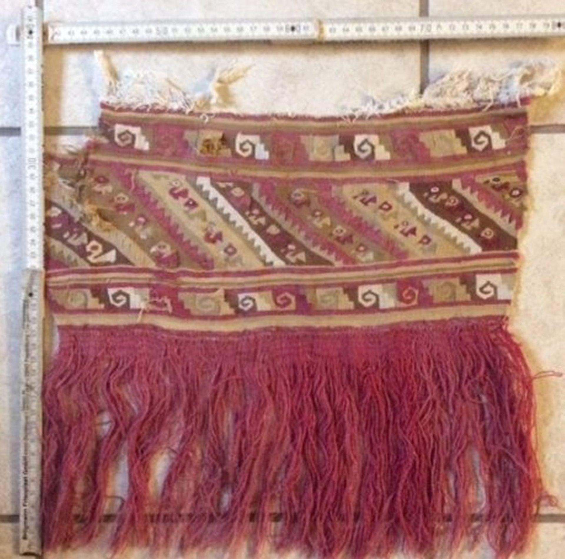 prä-kolumbianisches Textil-Fragment, wohl Teil eines peruanischen Kleidungstückes, 36x36 cm,