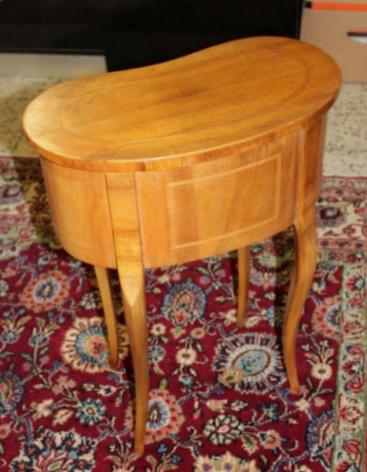 Beistell-Tisch, Nierenform, älter, Fadenintarsien, helles Holz, 2 Schübe, geschwungene Beine, H-65cm - Bild 3 aus 3