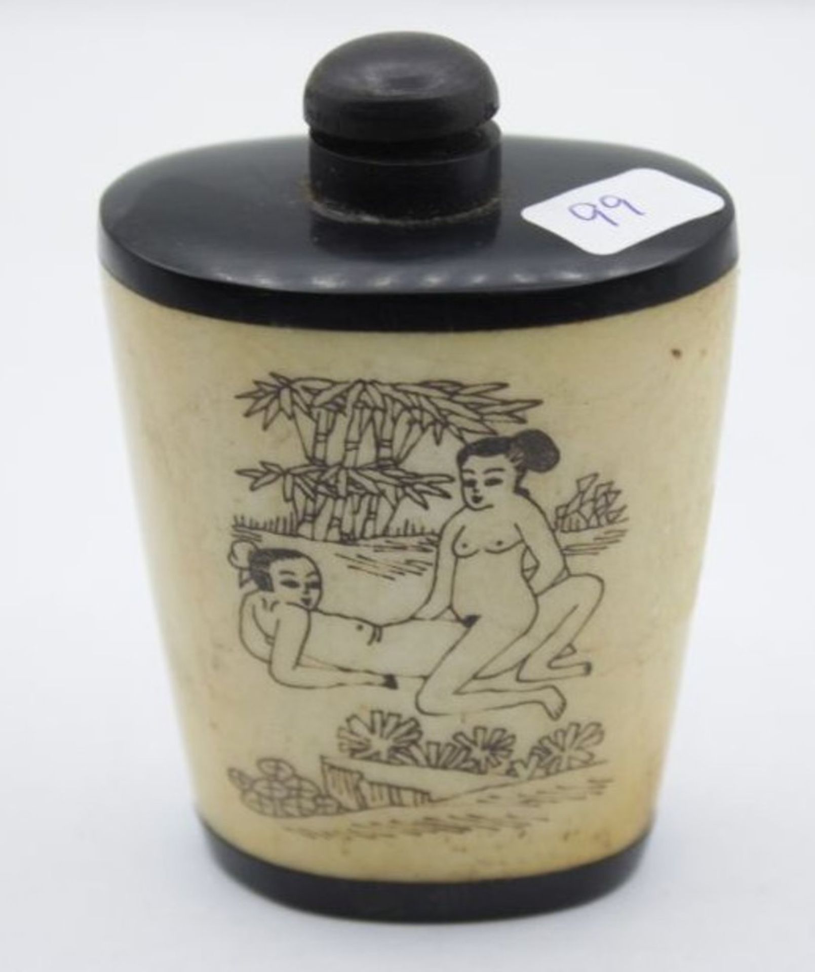 Snuff-Bottle, Japan, wohl Bein, erotische Darstellung, H-7,5cm.