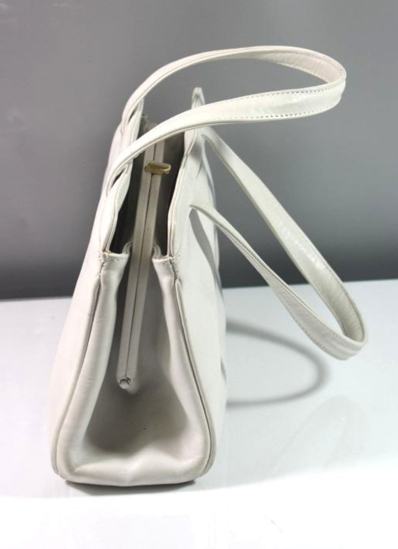 weisse Damenhandtasche, getragene Erhaltung, 18 x 26cm. - Bild 4 aus 6