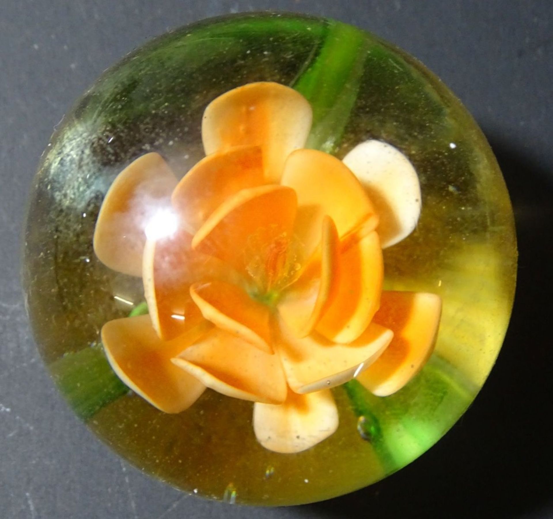 kl. Paperweight, orangener Blüte, 5,5x5,5 cm