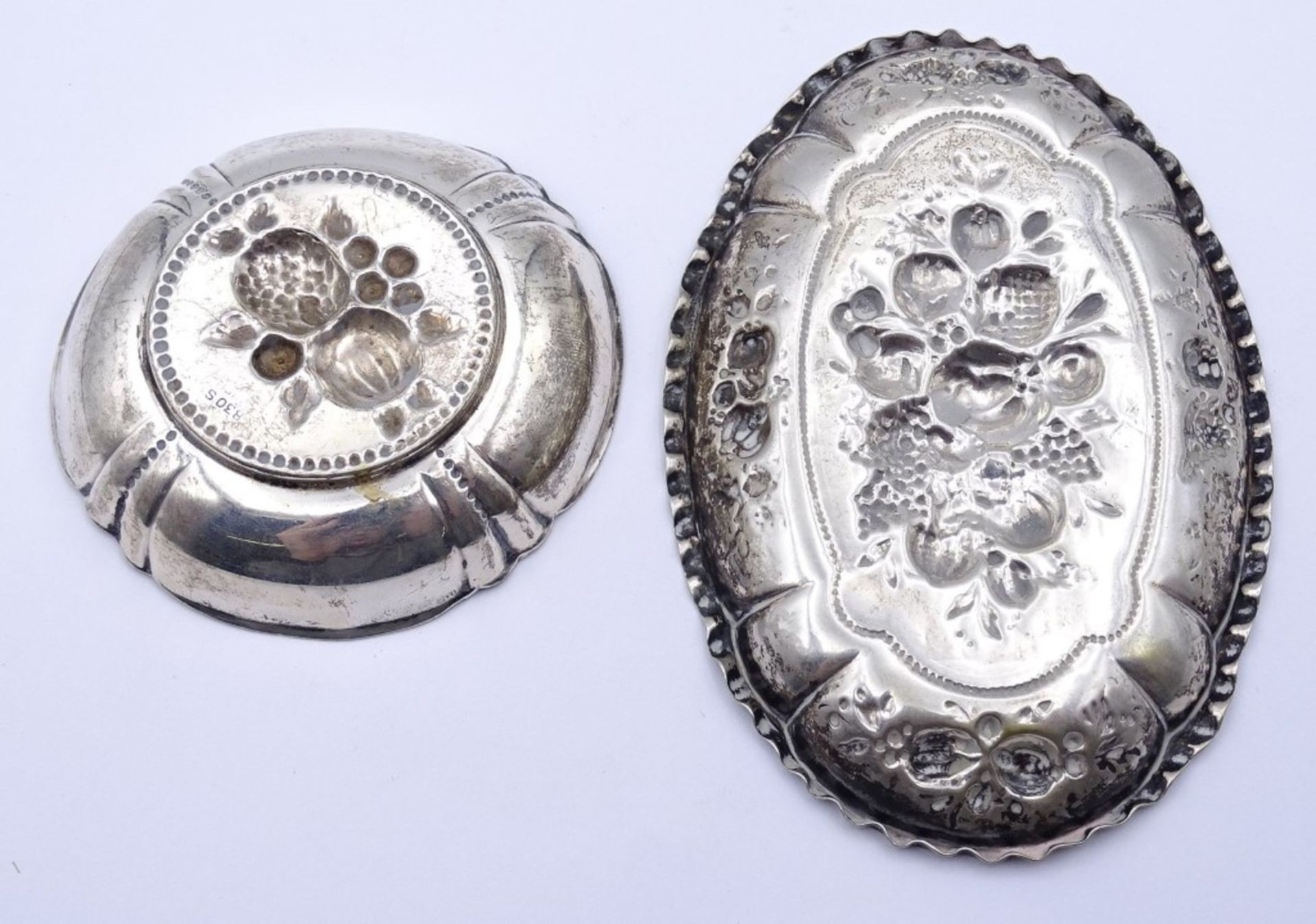 Zwei Silber Schälchen mit Früchtedekor, Silber 0.830, zus.38,3gr., D- 6,4cm, u. 10x7cm - Bild 3 aus 3