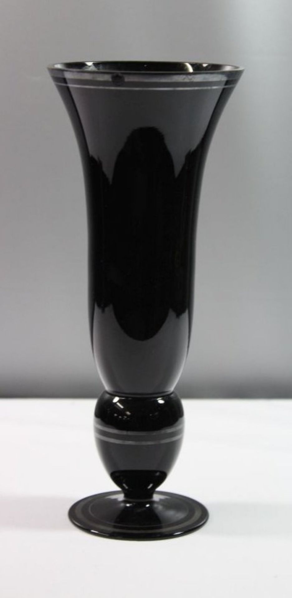 Schwarzglasvase mit silberfarbener Bemalung, 30/40er Jahre, oberer Rand mit Chip, H-24cm. - Image 2 of 2