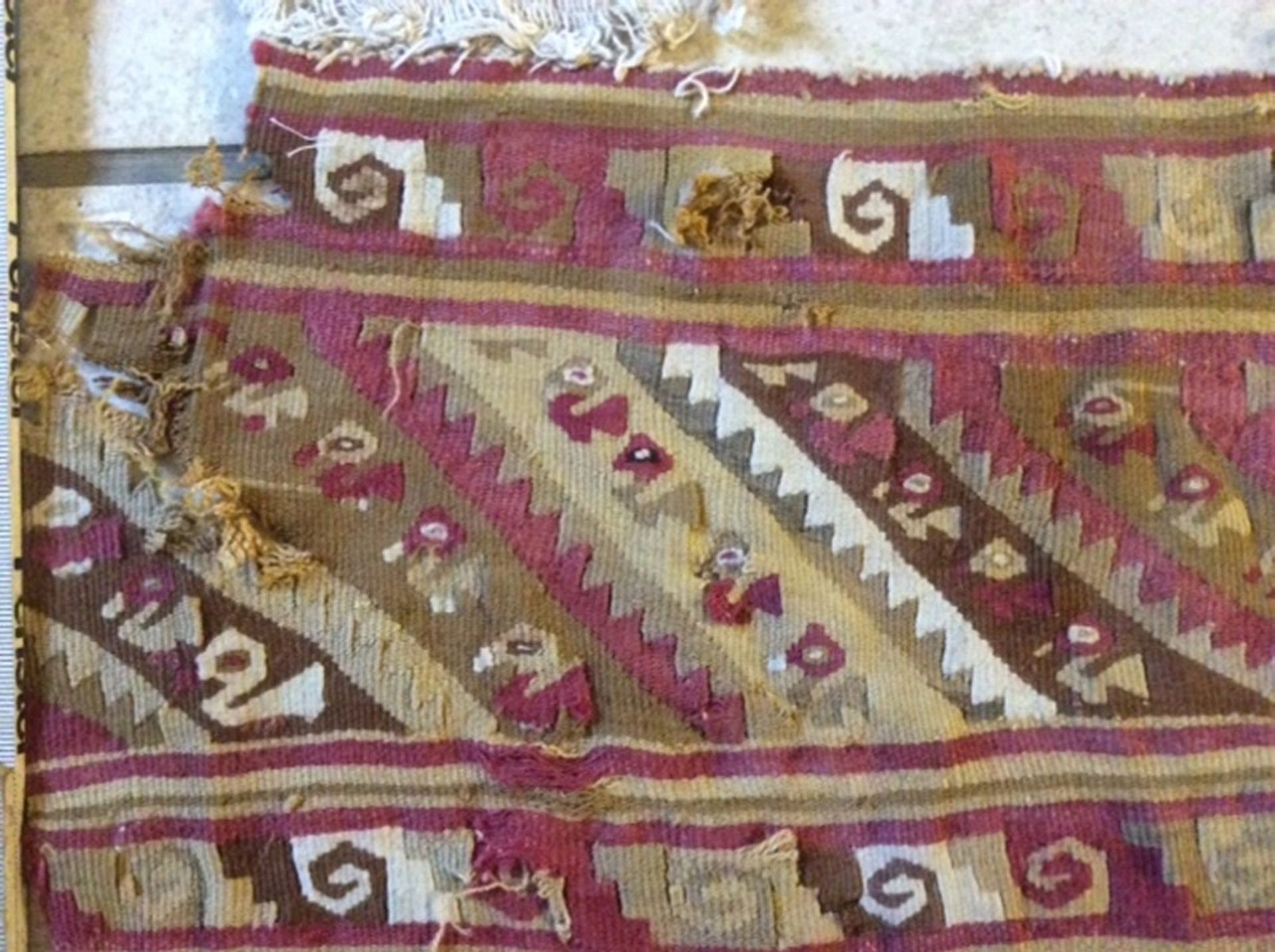 prä-kolumbianisches Textil-Fragment, wohl Teil eines peruanischen Kleidungstückes, 36x36 cm, - Bild 6 aus 7