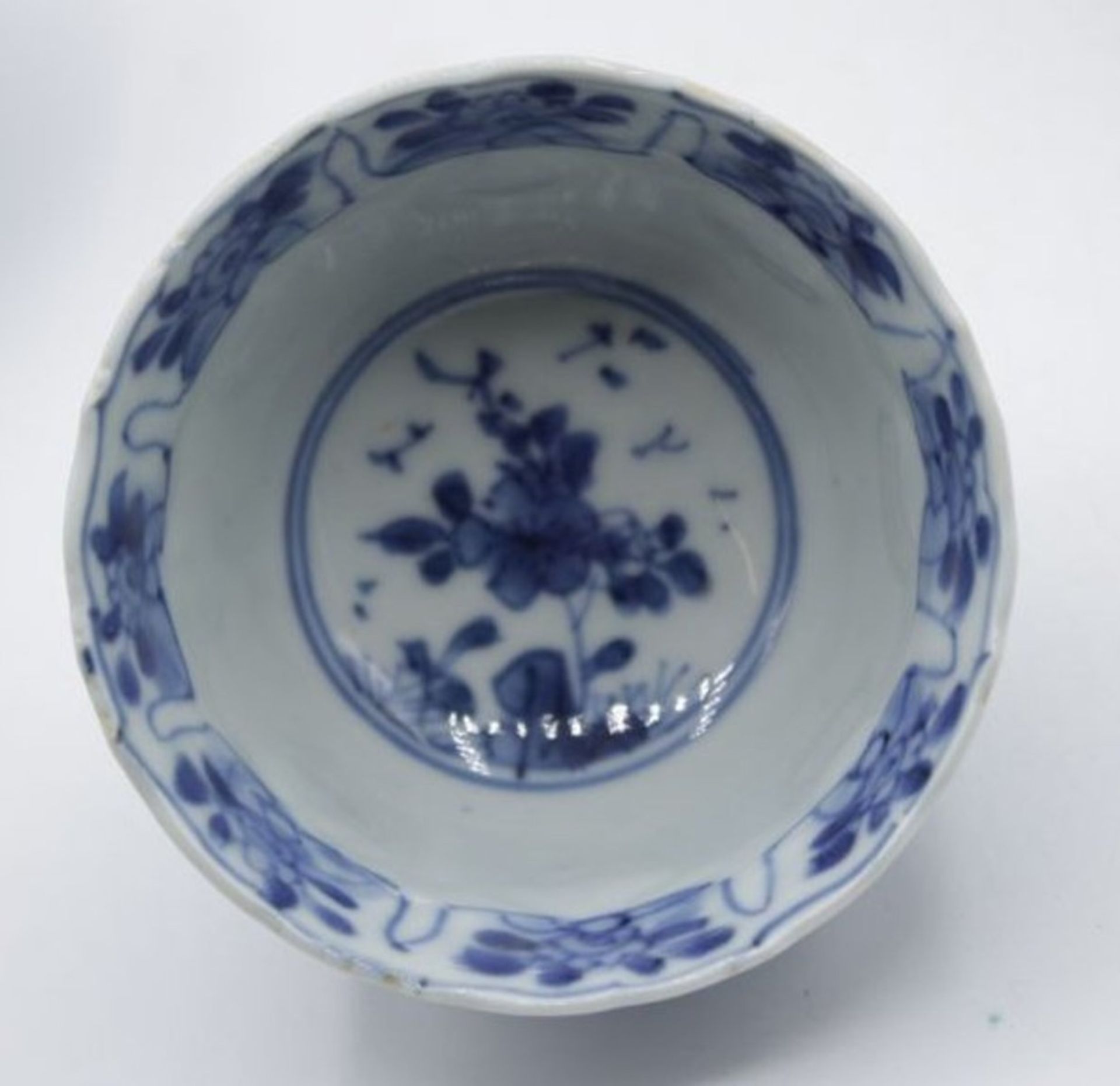 Konvolut div. China-Porzallan, blaue Dekore, jedes Teil mit Chip, Becher ca. H-4,5cm, Größter Teller - Bild 4 aus 10