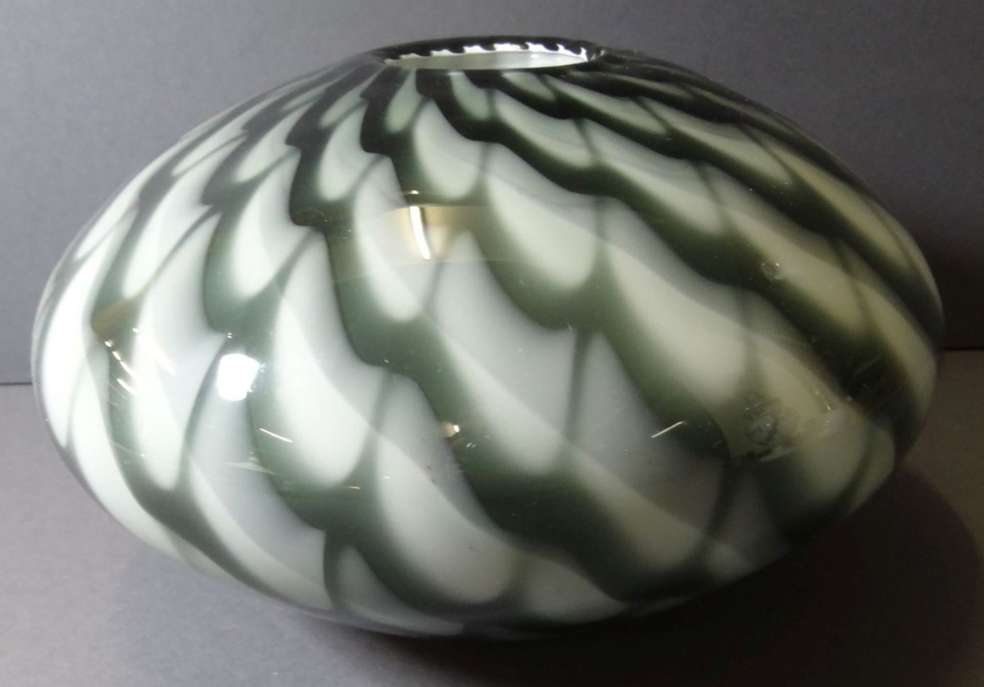 grosse Kunstglas-Vase, H-13 cm, D-24 cm