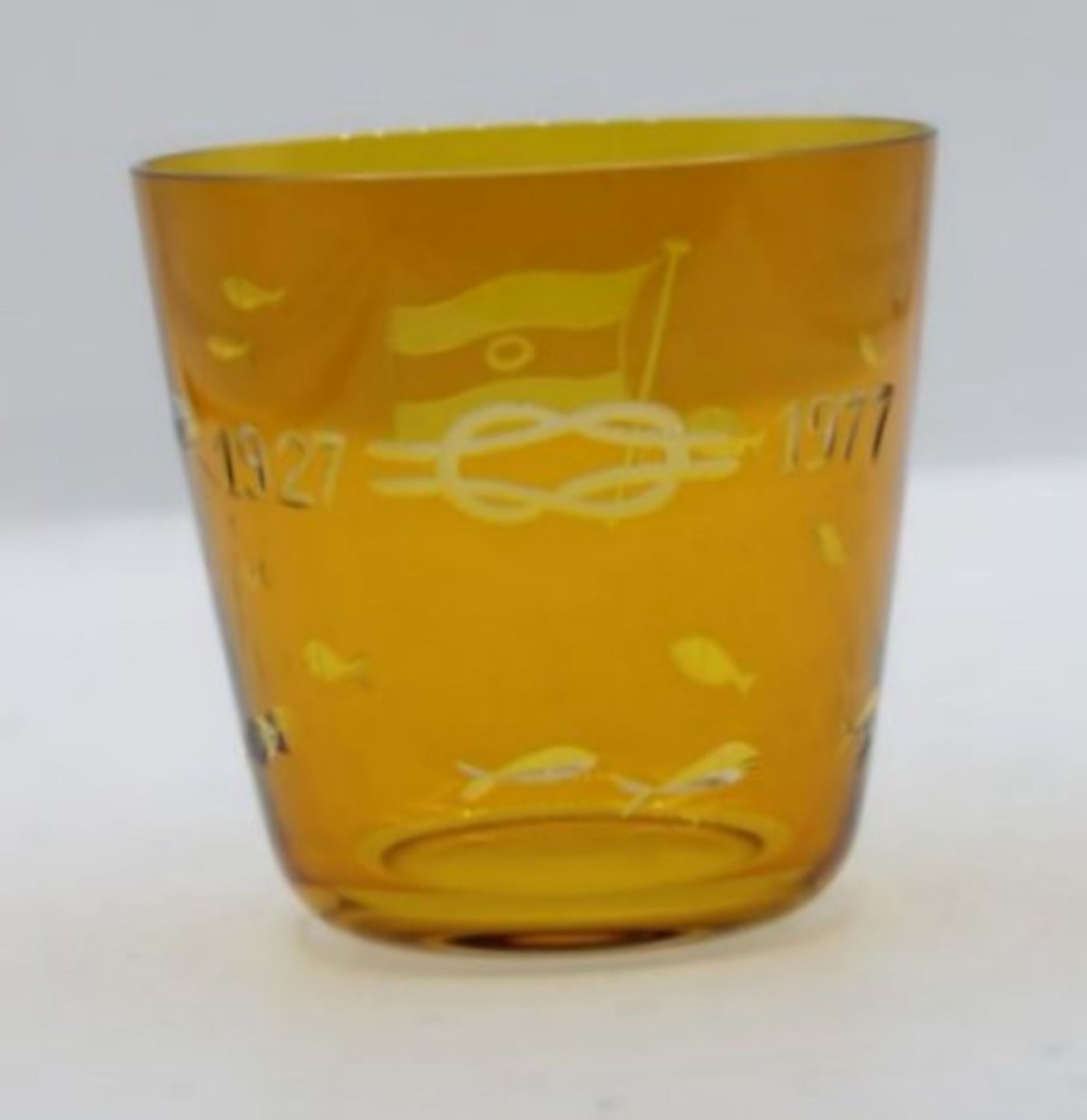 Glas, Rotter, Lübeck, Reedereiflagge und datiert 1927-1977, gelb gebeizt, H-8cm. - Bild 2 aus 3