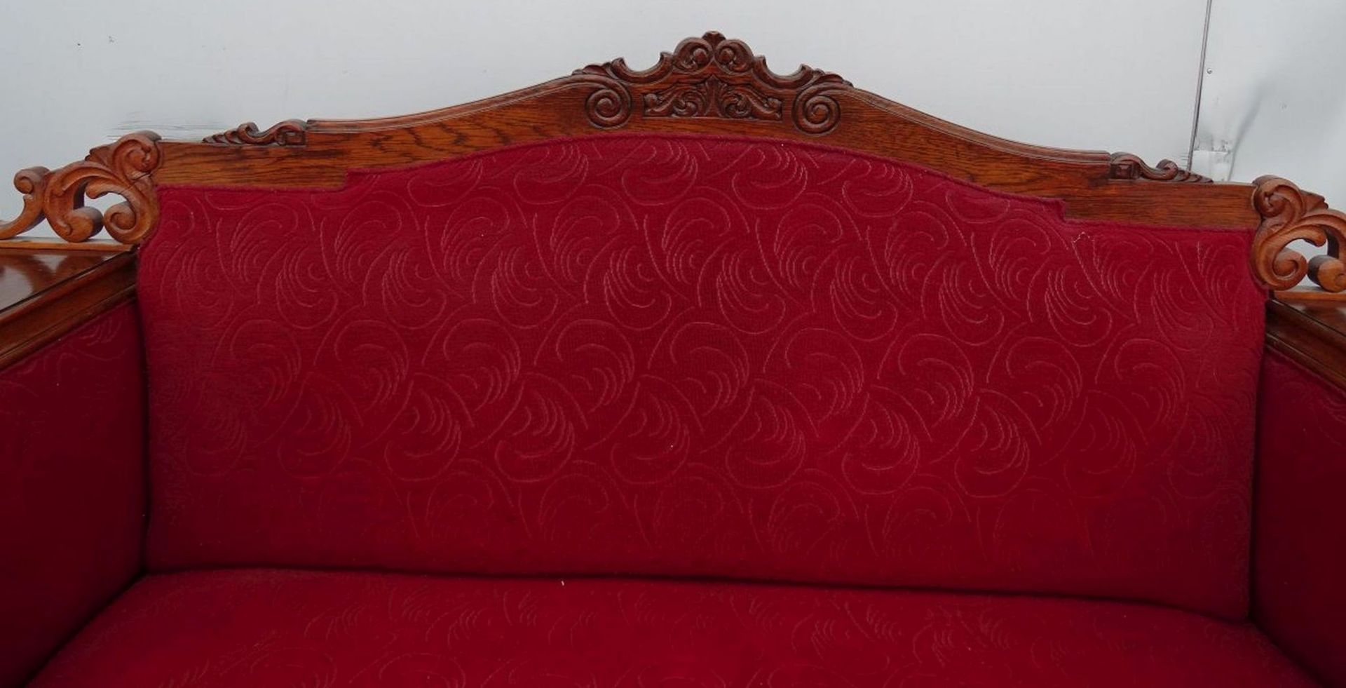 rotes Sofa, an den Enden kleine Schränke, Holzkrone, guter Zusatnd, L-215 cm H-110 cm, T-76 cm - Bild 4 aus 10