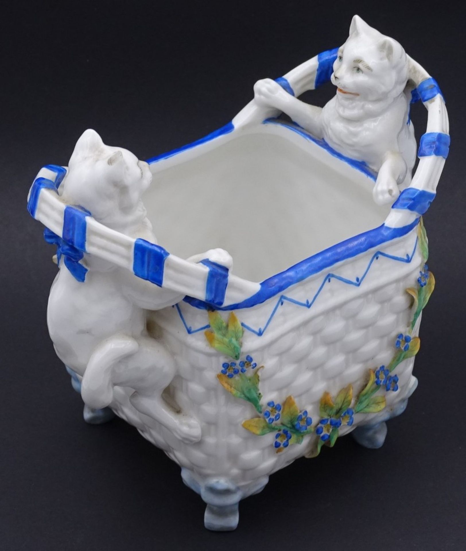 Porzellan Vase mit vollplastischen Katzen,im Boden blaumarke,ein Ohr und Blüten mit Abplatzer,H- - Bild 5 aus 7