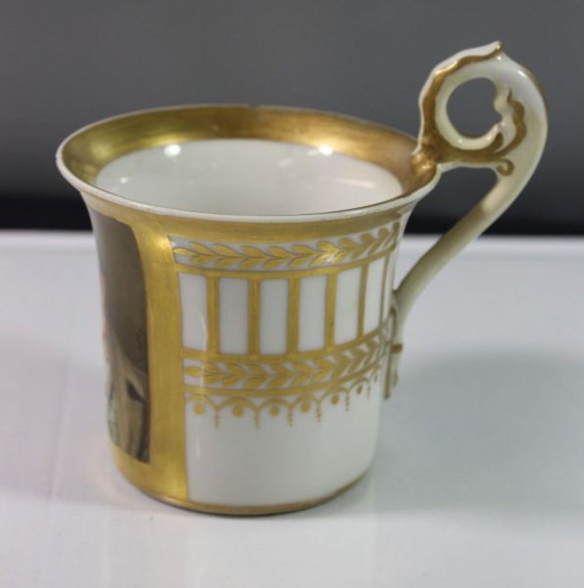 Tasse mit Untertasse "Napoleon" Frankreich um 1810, sign. Brelte, H-10 cm, U.T. D-8 cm, Goldstaffage - Image 2 of 7