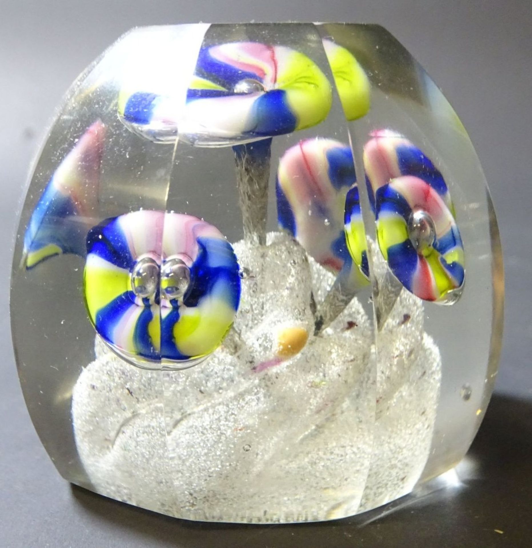 Paperweight mit bunten Pilzen, H-6,5 cm, D-7,5 cm