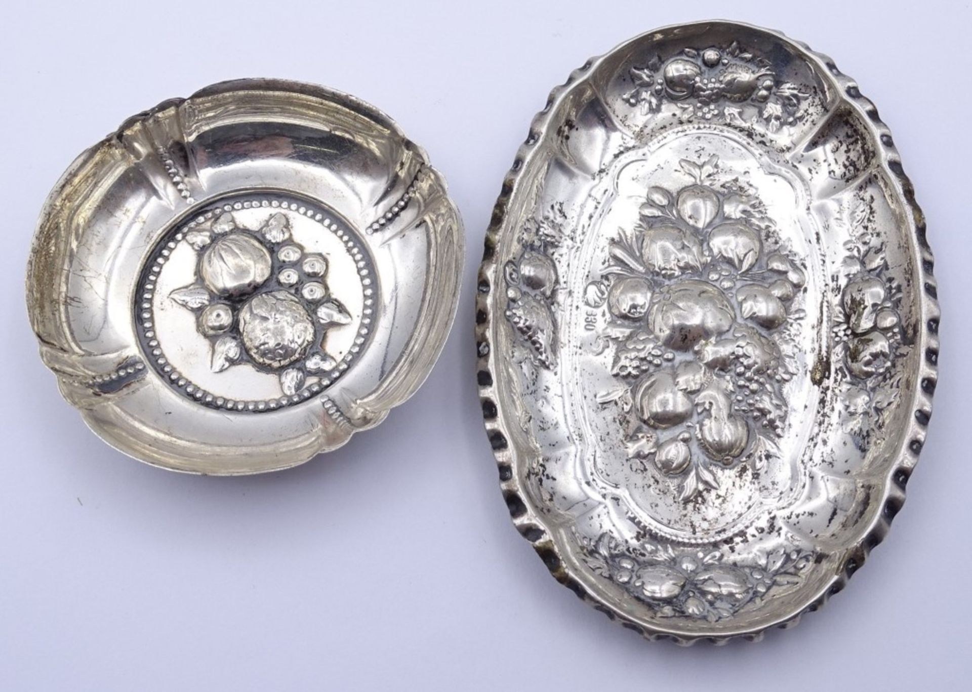 Zwei Silber Schälchen mit Früchtedekor, Silber 0.830, zus.38,3gr., D- 6,4cm, u. 10x7cm - Image 2 of 3