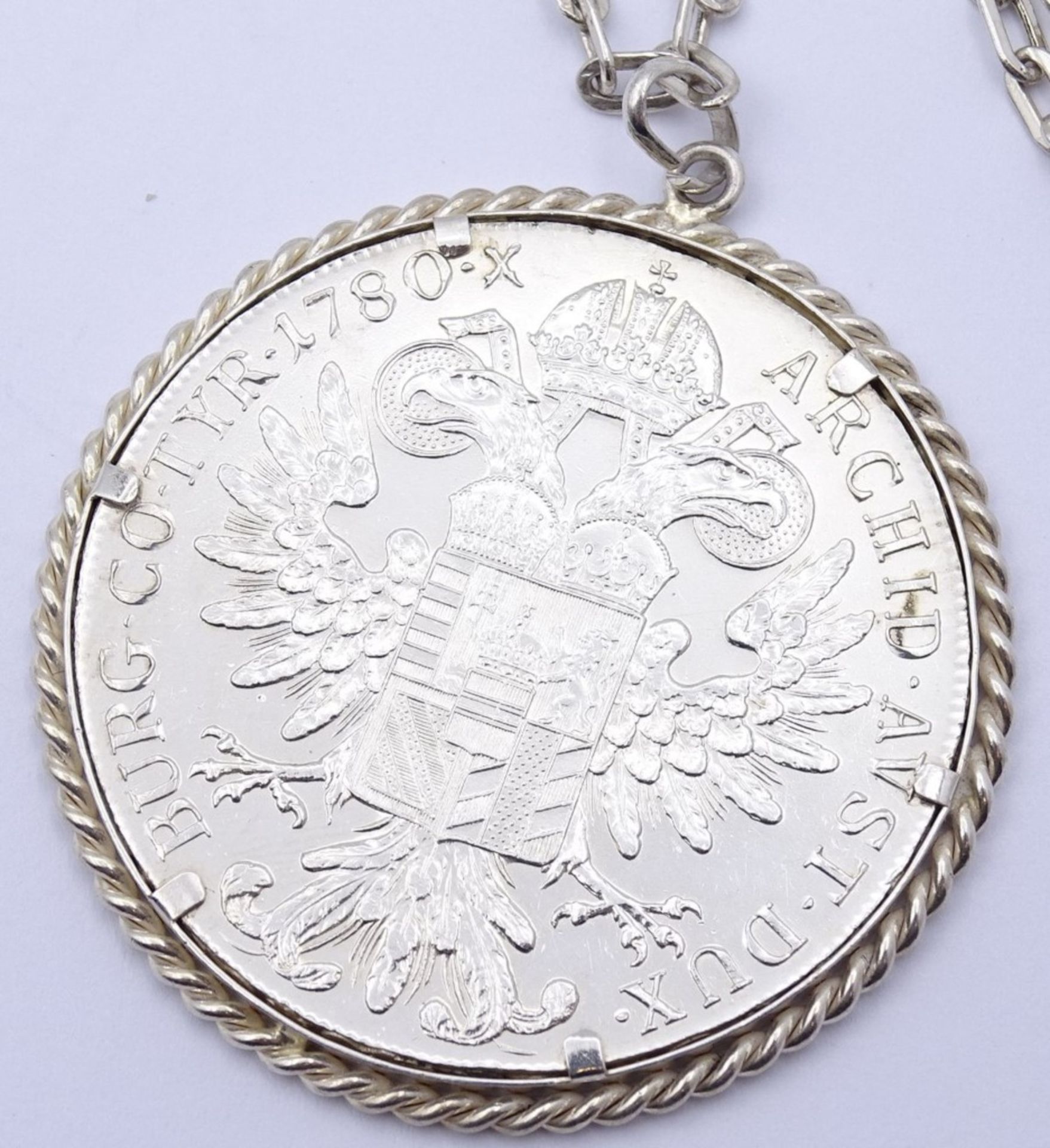 Halskette mit Maria Theresien Taler Münzanhänger,Kette und Fassung Silber 0.835,Taler Nachprägung, - Bild 3 aus 3