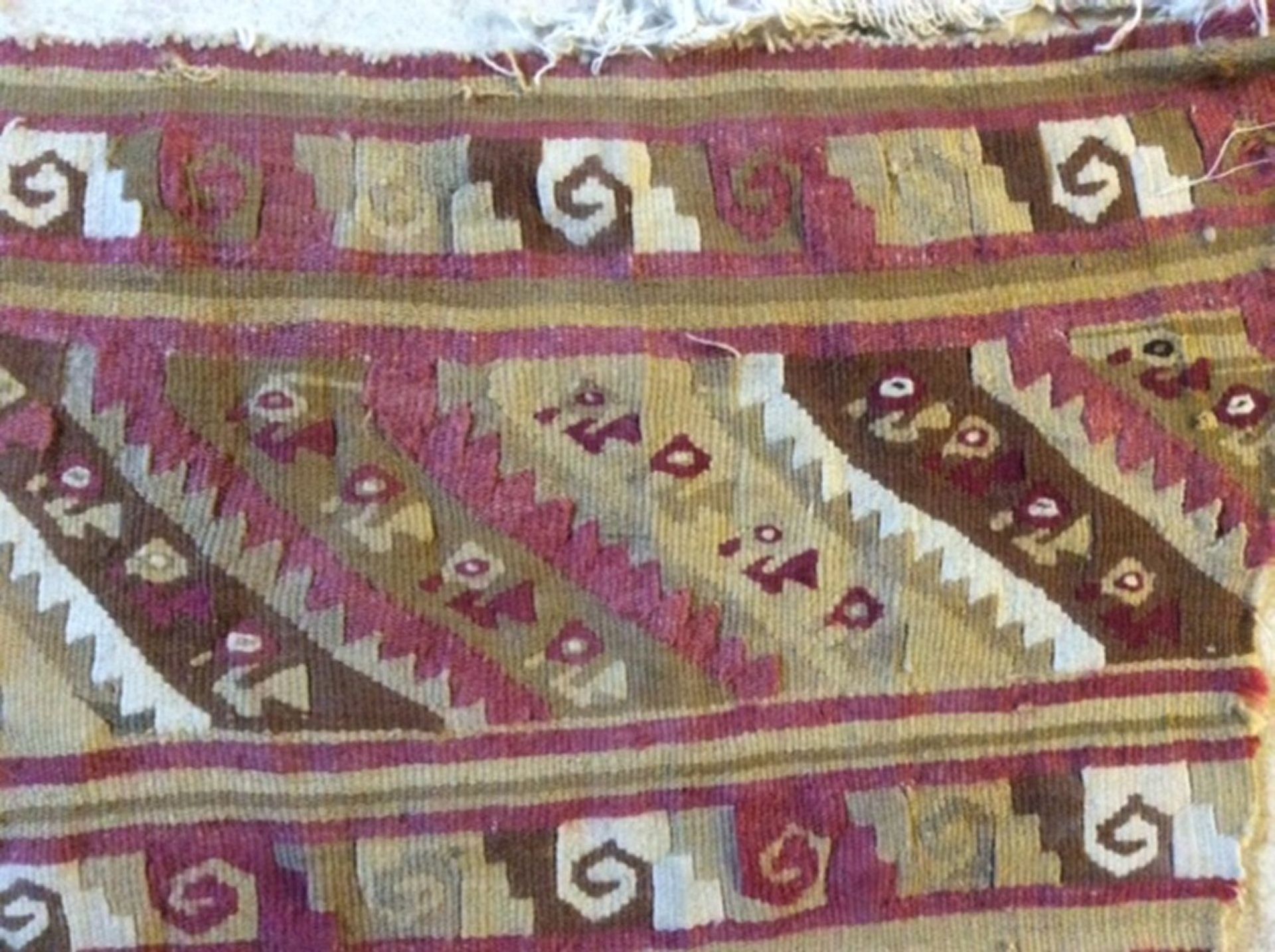 prä-kolumbianisches Textil-Fragment, wohl Teil eines peruanischen Kleidungstückes, 36x36 cm, - Bild 5 aus 7